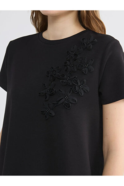 LC Waikiki Μαύρη μπλούζα με λαιμόκοψη ποδηλάτου και λουλουδάτες απλικέ