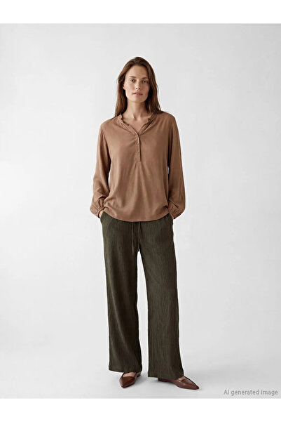 LC Waikiki Ροζ μπλούζα με βολάν και ανοιχτό λαιμό