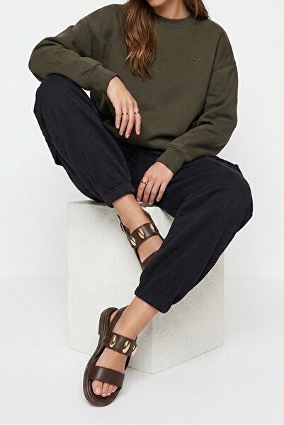 simplicity Γυναικεία χρυσά σανδάλια με λεπτομέρειες σε απόχρωση Bitter Brown ...