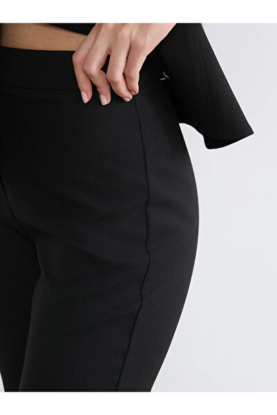 LC Waikiki Μαύρο γυναικείο παντελόνι Petite με κανονική μέση γραμμή