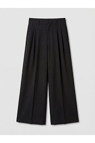 LC Waikiki Μαύρο γυναικείο παντελόνι από ύφασμα με φαρδιά γραμμή και πιέτες