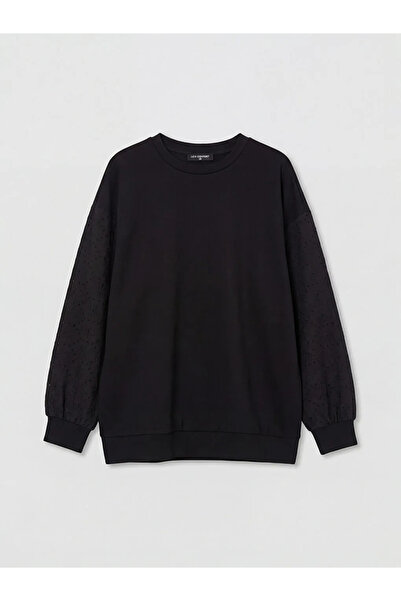 LC Waikiki Μαύρο γυναικείο φούτερ με λαιμόκοψη ποδηλάτου και λεπτομέρεια από ...