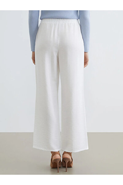LC Waikiki Λευκό γυναικείο παντελόνι με ελαστική μέση και φαρδιά μπατζάκια