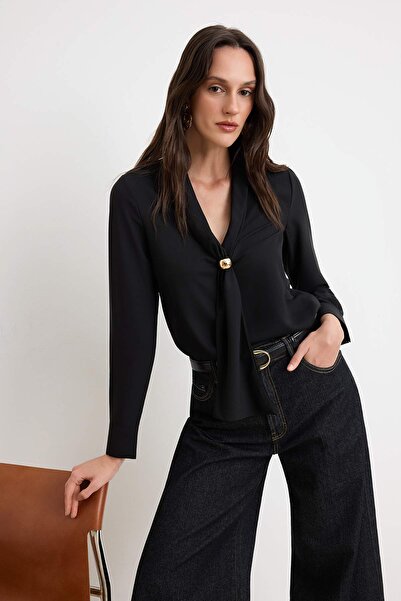 Συλλογή Trendyol Μαύρη υφαντή μπλούζα με λεπτομέρειες από αξεσουάρ και φουλάρ...