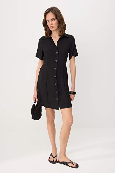 Συλλογή Trendyol Μαύρο κοντό/μίνι υφαντό φόρεμα με λεπτομέρεια σε σχήμα κουμπ...