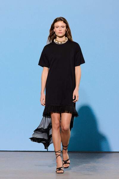 Συλλογή Trendyol Περιορισμένης έκδοσης Μαύρο κοντομάνικο μπλουζάκι με κούμπωμ...