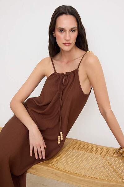 Συλλογή Trendyol Καφέ φόρεμα μάξι με λεπτομέρεια από χάντρες, ανάγλυφο ύφασμα...