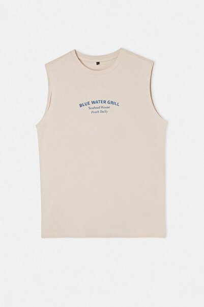 Trendyol Kollektion Beigefarbenes, normal geschnittenes, mit Slogan bedruckte...