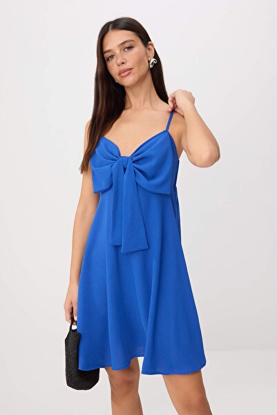 Συλλογή Trendyol Φόρεμα Saks με λουράκια και λεπτομέρεια από μίνι κορδέλα, υφ...