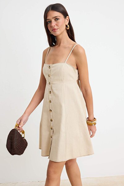 Συλλογή Trendyol Υφαντό φόρεμα μίντι με πέτρινα κουμπιά και λουράκια TWOSS26E...