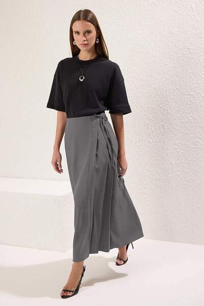 Trendyol Modest Anthrazitfarbener, plissierter, detaillierter Webrock TCTAW25...