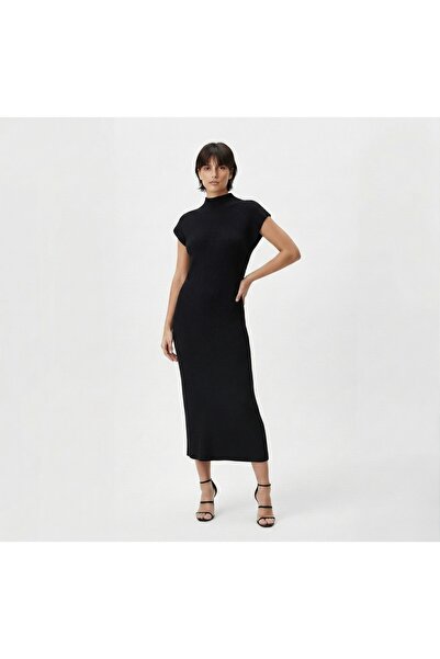 Neden Tekstil Πλεκτό φόρεμα με μοντέρνα εφαρμογή και μισό ζιβάγκο