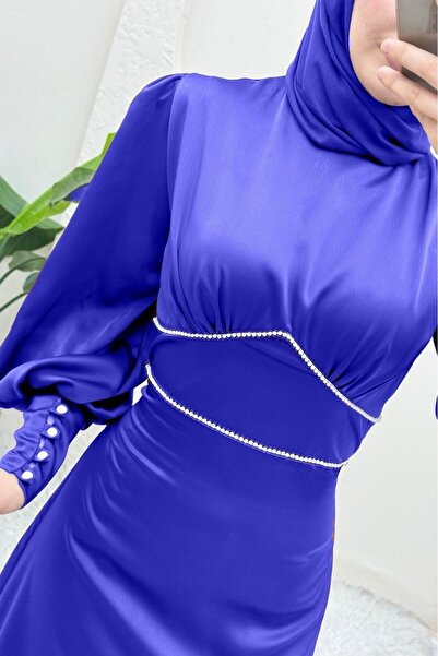 Modamorfo Βραδινό φόρεμα από σατέν με λεπτομέρεια από πέρλες στη μέση και μαν...