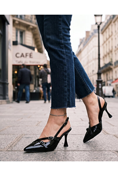 Favi Ayakkabı Μαύρα λουστρίνια παπούτσια με μυτερή μύτη και λεπτομέρεια ζώνης...