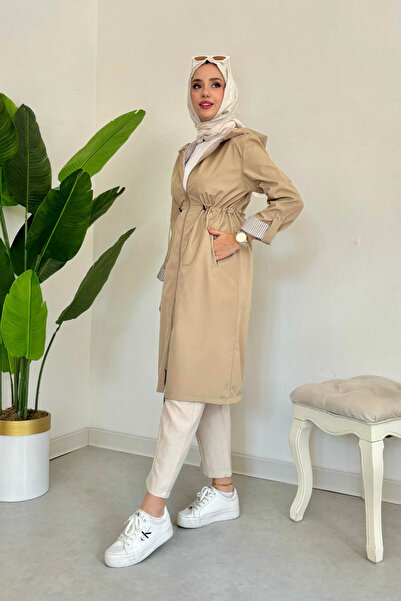 Tesettür Diyarı Μπεζ γυναικεία καμπαρντίνα - με φερμουάρ, λαστιχένια λεπτομέρ...