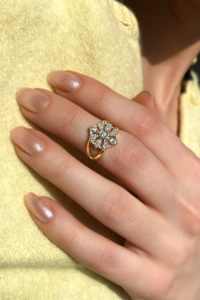 Spossy Silver Jewelry 925 Ayar Gümüş, 14 Ayar Gold, Beyaz Taşlı Çiçek Tasarım...