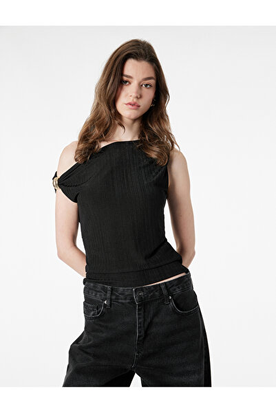 Koton Αμάνικη μπλούζα με ασύμμετρη λαιμόκοψη και μεταλλικά αξεσουάρ σε κανονι...