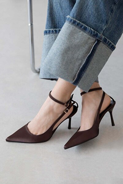 STRASWANS Γυναικεία σατέν παπούτσια με τακούνι Mila σε καφέ χρώμα