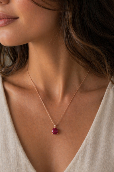 TEK TARZIM TAKI Minimal 6 mm Ruby Tek Taşlı Gümüş Kolye