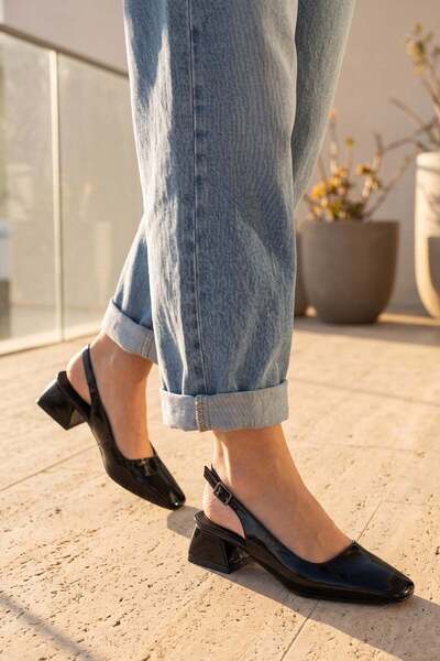 Modezya Γυναικεία παπούτσια με τακούνι Polly από μαύρο λουστρίνι με λεπτομέρε...