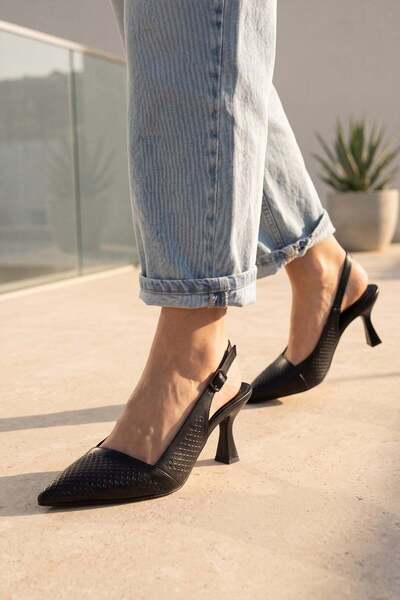 Modezya Γυναικεία παπούτσια με τακούνι Lenora σε μαύρο ματ σχέδιο με λεπτομέρ...