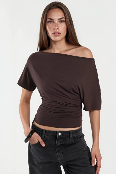 Hiccup Ασύμμετρο μαλακό πλεκτό τοπ με λαιμόκοψη