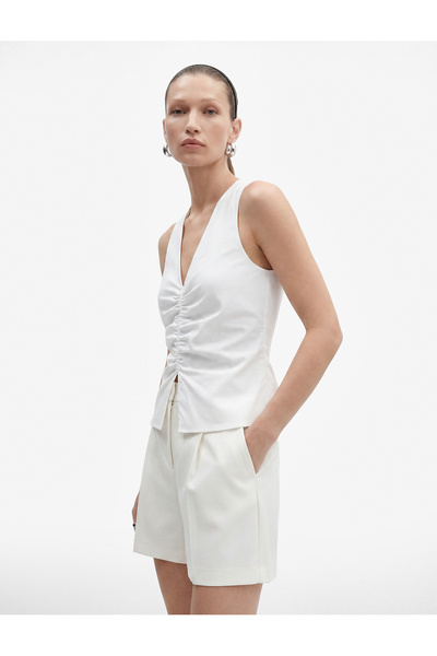 Koton Βαμβακερή μπλούζα με στενή εφαρμογή, με σχισμή, V-λαιμόκοψη, αμάνικη κα...