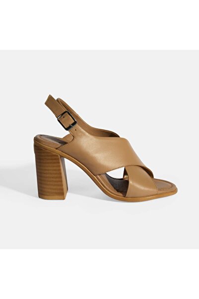 Desa Γυναικεία δερμάτινα σανδάλια σε καφέ χρώμα με λεπτομέρεια αγκράφας