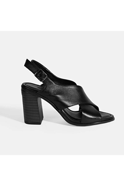 Desa Γυναικεία δερμάτινα σανδάλια με λεπτομέρεια μαύρης πόρπης