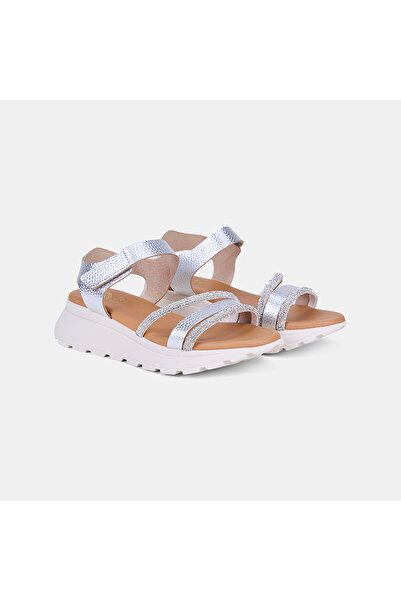 Desa Γυναικεία δερμάτινα σανδάλια με λεπτομέρεια από ασημένια πέτρα και τακού...