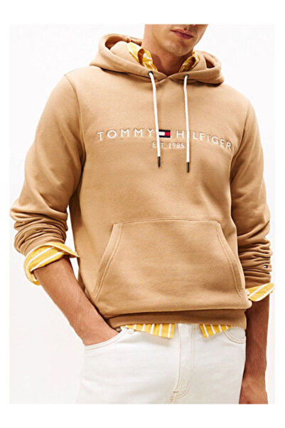 Tommy Hilfiger سويت شيرت بشعار بقلنسوة للرجال ذو قصة عادية - جملي فاتح