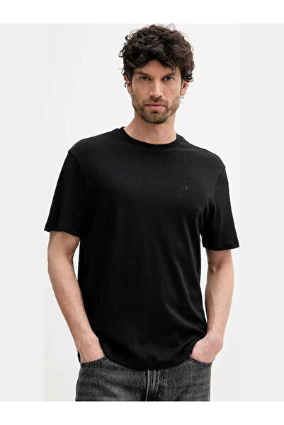 Calvin Klein تي شيرت رجالي ذو قصة عادية بشعار CK مطرز وياقة دائرية وأكمام قصي...
