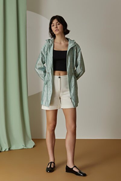 Naar Γυναικείο σορτς εκρού με ψηλή μέση, κοντό μήκος και κλείσιμο με κουμπιά