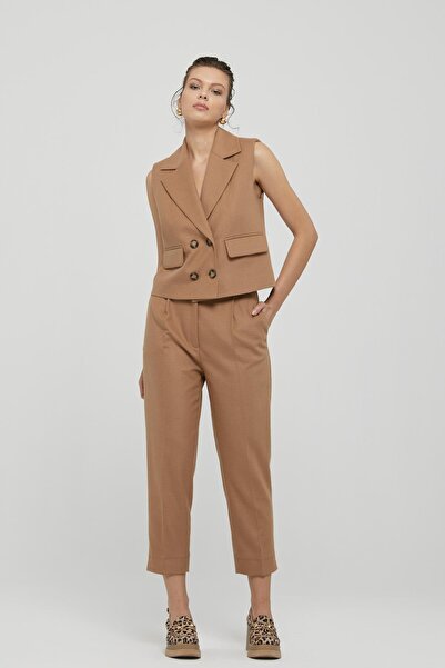 Naar Γυναικείο παντελόνι καμηλό με άνετη εφαρμογή, πλισέ και κοντό μπατζάκι