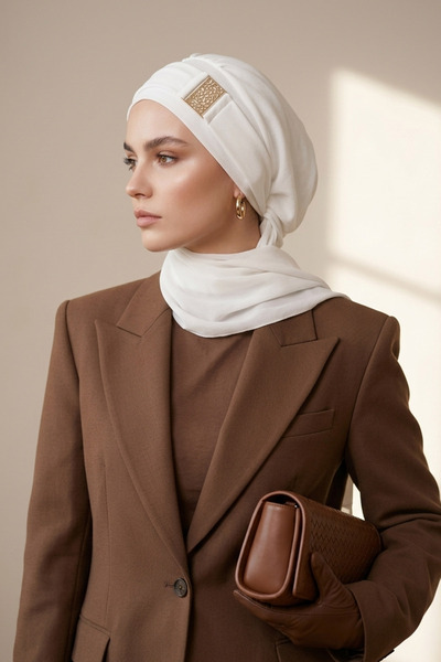 Aisha's Design Turban gata cu accesorii aurii care acoperă decolteul, Ecru, H...
