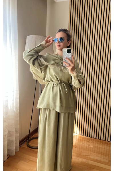 Cardella Κομψό και στυλάτο σετ με δαντέλα Yasmin και λεπτομέρεια από μανδύα, ...