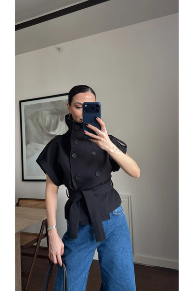 LOKADI Κοντομάνικη μπλούζα με διπλό γιακά και ζώνη - Μοντέρνο παλτό με λεπτομ...