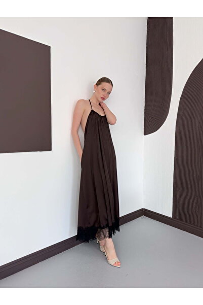 Lady Pixie SIRT DEKOLTELİ DANTEL DETAYLI UZUN SATEN ELBİSE