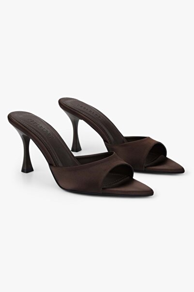 Shoeberry Γυναικείες παντόφλες Krista σε καφέ σατέν με τακούνι