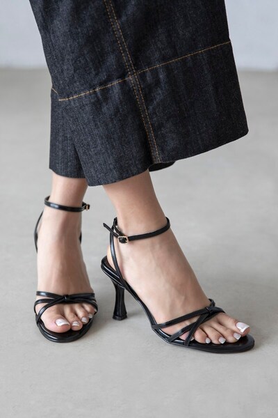 STRASWANS Γυναικεία δερμάτινα πέδιλα με τακούνι Zet σε μαύρο χρώμα