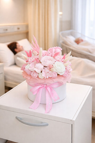 İB CANDLE&DECOR YENİ DOĞAN KIZ BEBEK HEDİYELİK KOKULU SOYA MUM BUKETİ