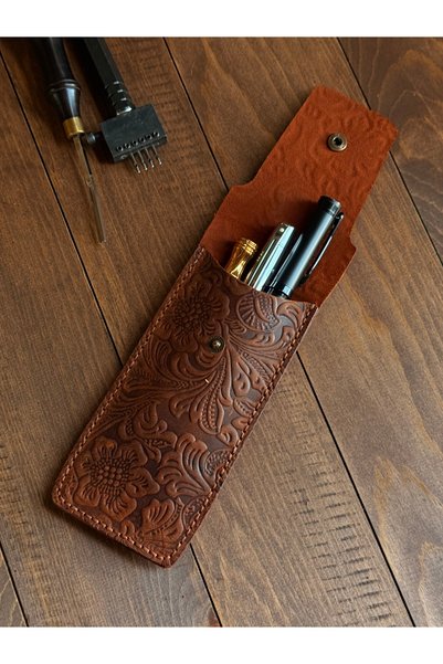 Wild West Crafted غلاف قلم على شكل حرف M، أنيق وعملي، مصنوع يدويًا. هدية لعيد الميلاد والمناسبات الخاصة.
