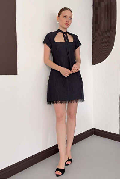 Caddebostan Moda Δαντελένια λεπτομέρεια στο στήθος, τζιν φόρεμα με δέσιμο, μί...