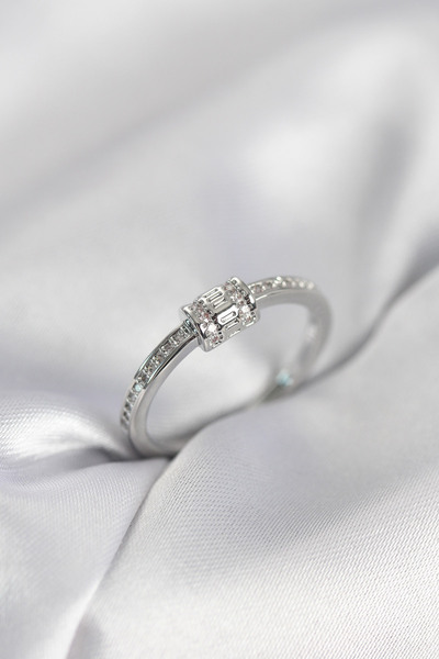Beta Moda Hub Silver Color Brass Women's Ring with Zircon Stone