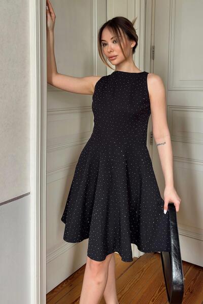 Swist Μαύρο γυναικείο κοντό φόρεμα με πέτρες στους μανίκια και λεπτομέρεια σε...