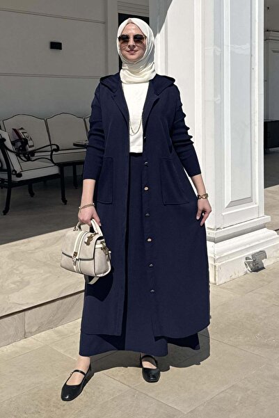 Rabia Şamlı Наличен е модел Кап Лацивърт.