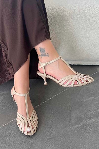 Parponi Γυναικεία παπούτσια Berry με λεπτά λουράκια και τακούνι σε μπεζ χρώμα