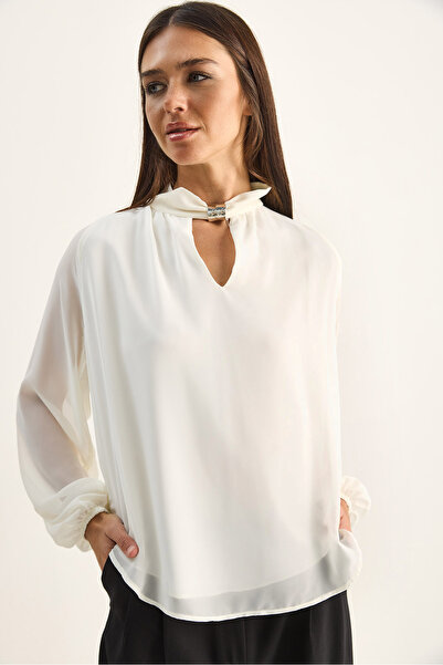 Bianco Lucci Γυναικεία μπλούζα σιφόν με ψηλό γιακά, μεταλλικά αξεσουάρ και δι...