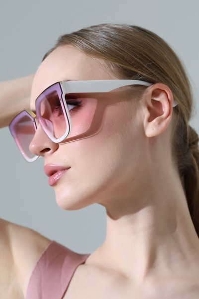 MİLANO KORS Women's Gradient Glass Colored Body White Handle Sunglasses