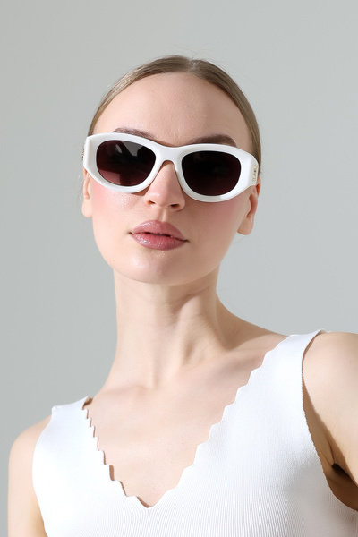 MİLANO KORS Kadın Oval Beyaz Çerçeve Siyah Cam Gold Detaylı Güneş Gözlüğü